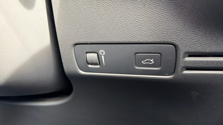 Volvo Xc40 2.0 B4P R DESIGN Pro 5dr AWD Auto Petrol Estate